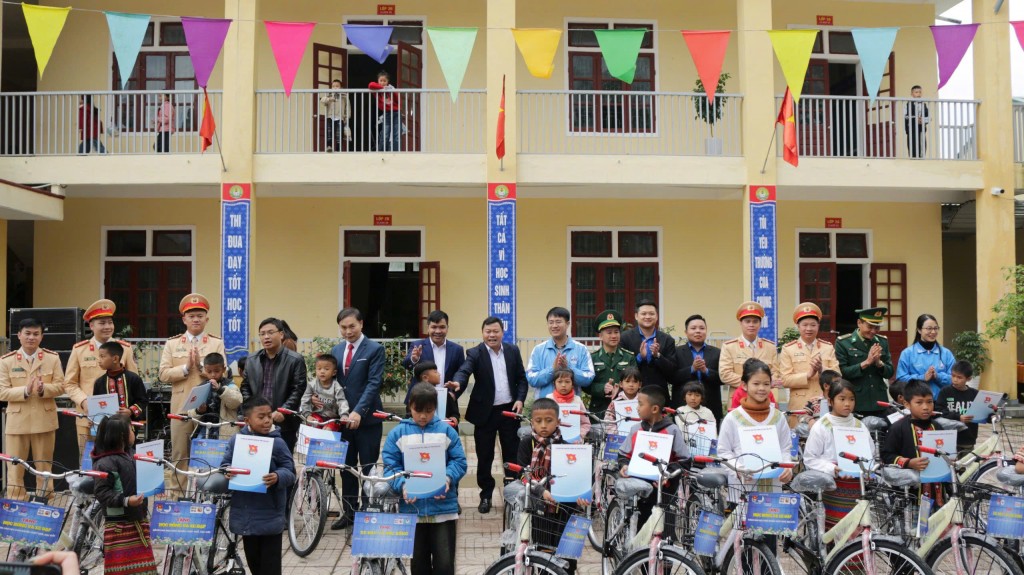 Những chiếc xe đạp và quà tặng ý nghĩa được trao tới các em học sinh khó khăn