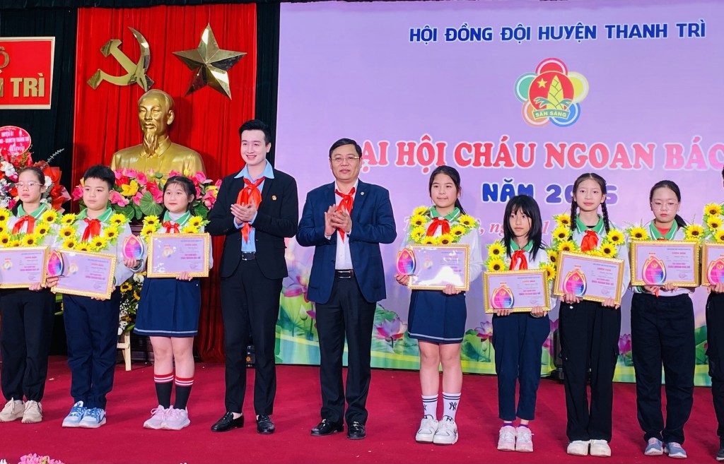 Các đội viên, thiếu nhi được trao danh hiệu Cháu ngoan Bác Hồ