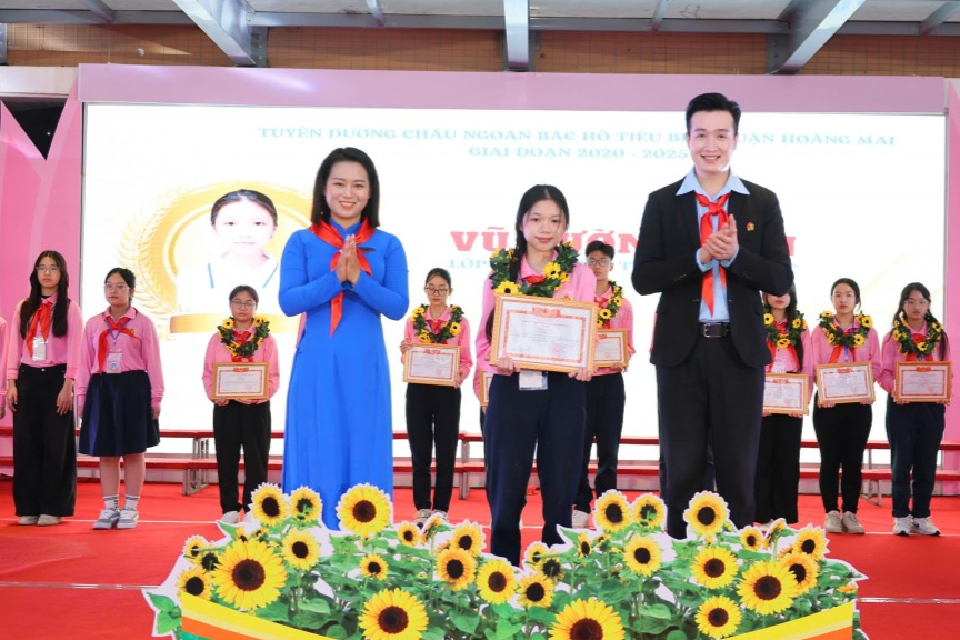 Những bông hoa đẹp trong vườn hoa thiếu nhi Hoàng Mai