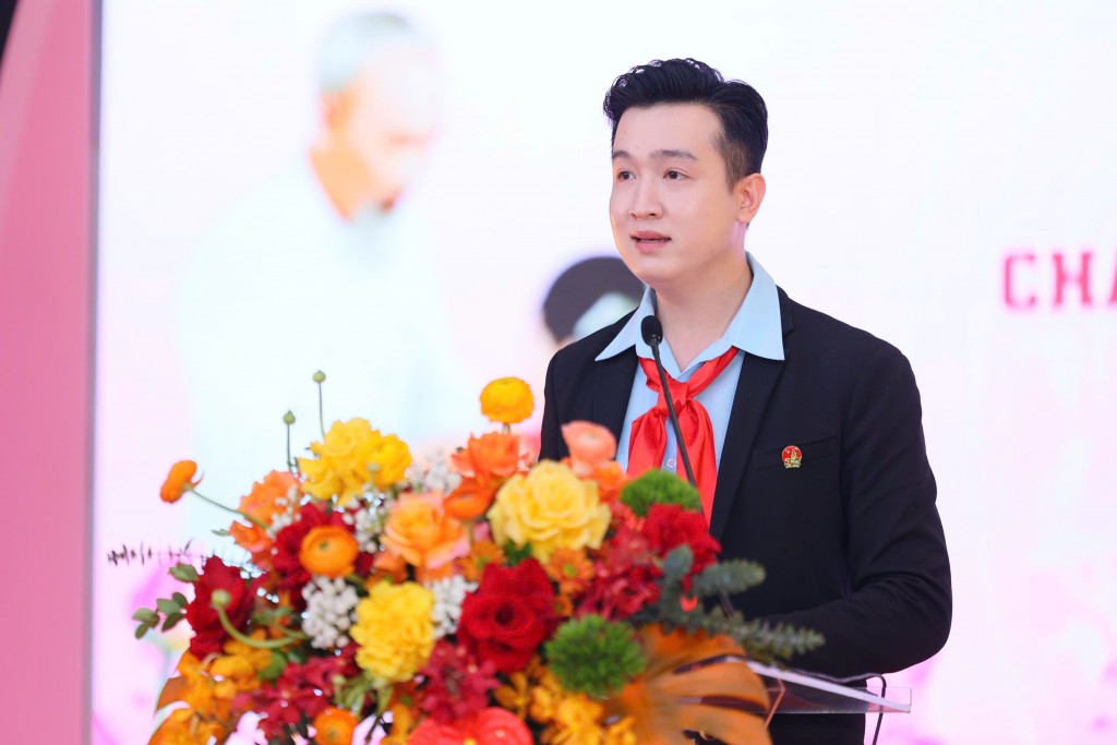 Những bông hoa đẹp trong vườn hoa thiếu nhi Hoàng Mai