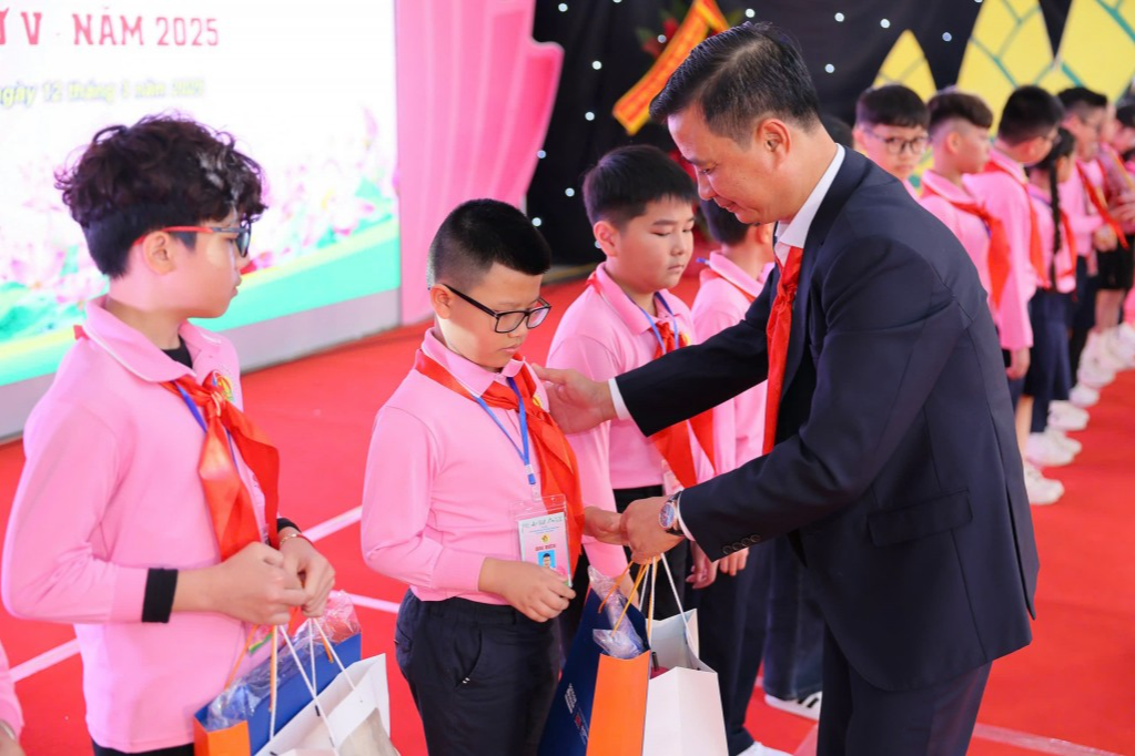 Những bông hoa đẹp trong vườn hoa thiếu nhi Hoàng Mai