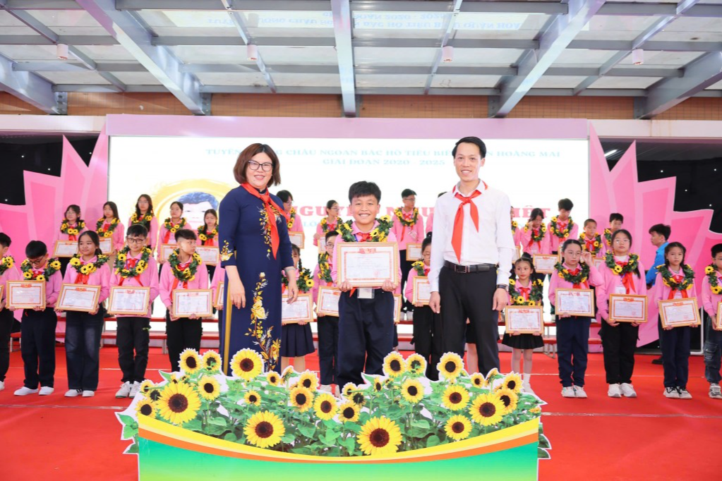 Những bông hoa đẹp trong vườn hoa thiếu nhi Hoàng Mai