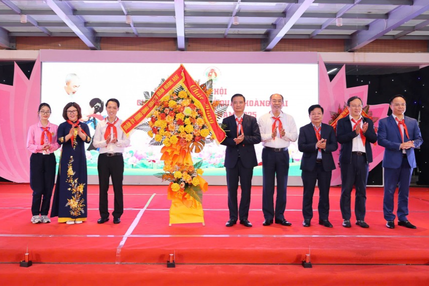 Lãnh đạo quận Hoàng Mai tặng hoa chúc mừng Đại hội