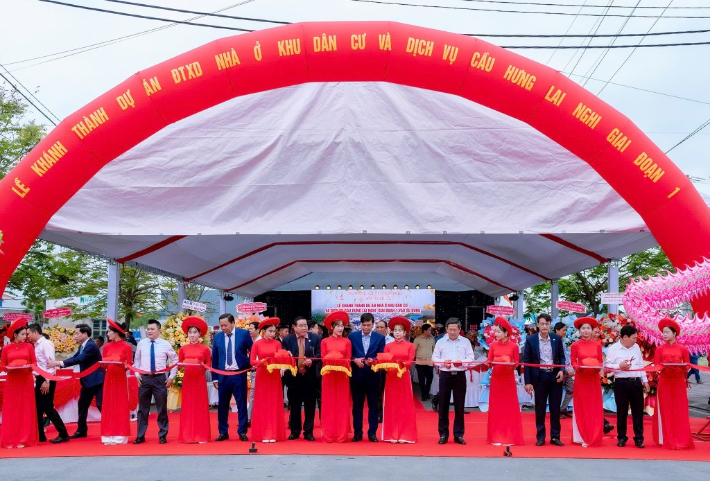 Thực hiện nghi thức khánh thành dự án Cầu Hưng - Lai Nghi