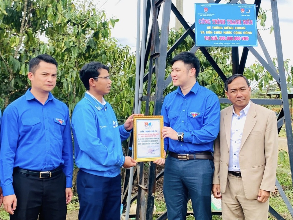 Tuổi trẻ Lâm Đồng trao tặng 2 giếng nước sạch, cung cấp nguồn nước ổn định cho người dân Tuổi trẻ Lâm Đồng trao tặng 2 giếng nước sạch, cung cấp nguồn nước ổn định cho người dân