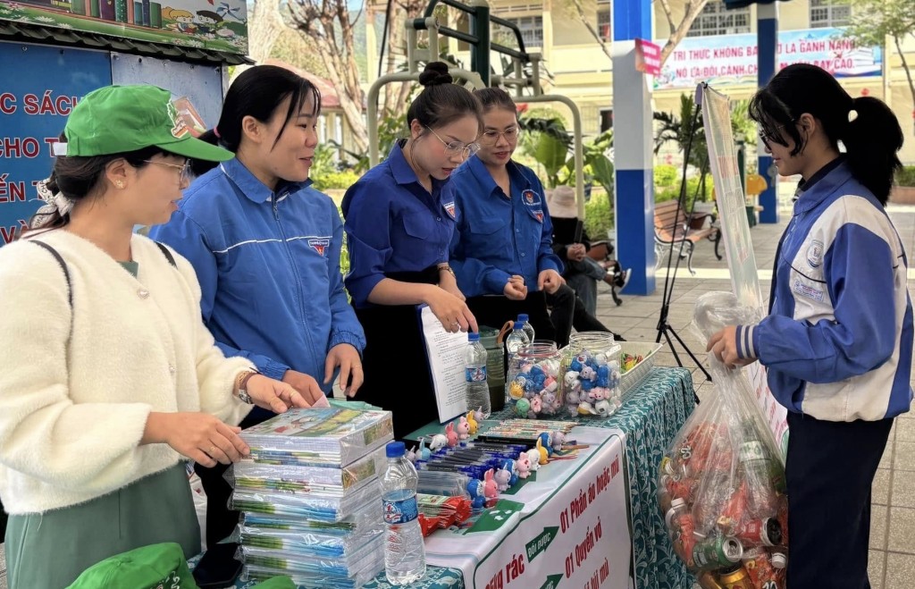 Hoạt động đổi rác lấy sách, vở Hoạt động đổi rác lấy sách, vở