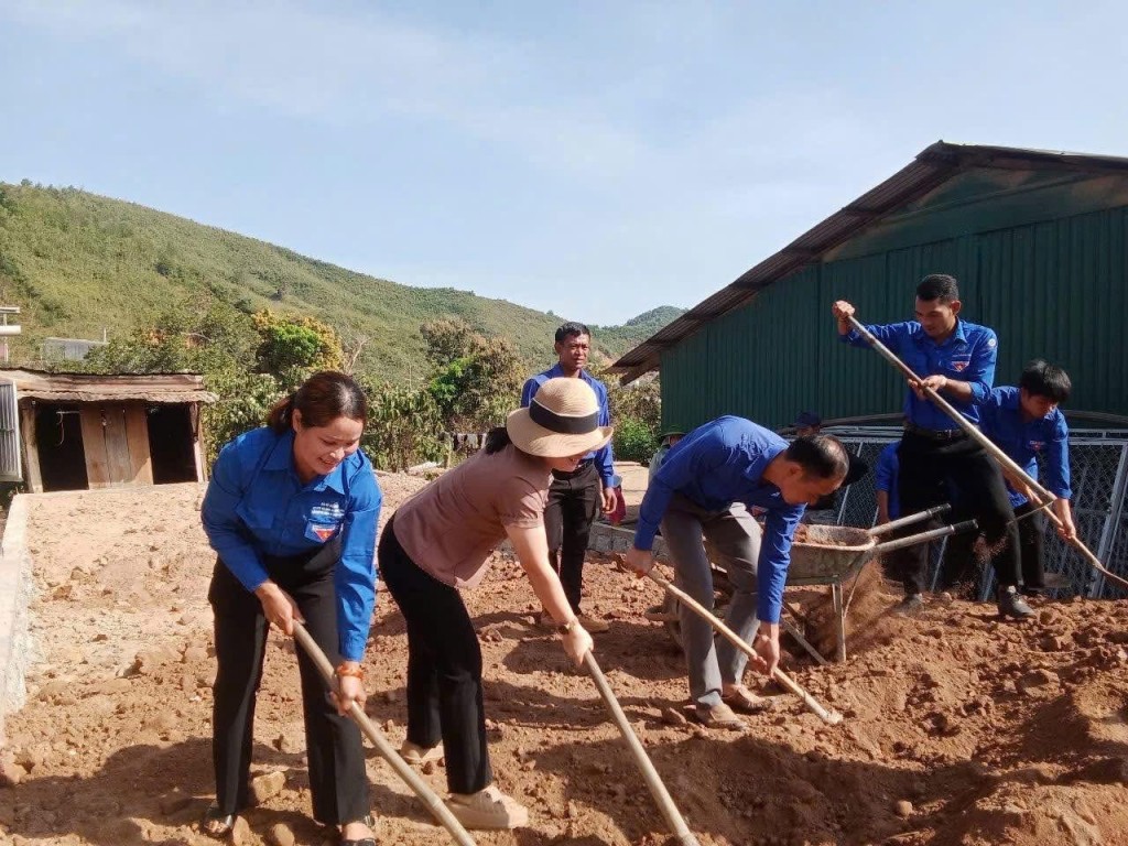 Đoàn viên, thanh niên tỉnh Lâm Đồng hỗ trợ người dân sửa chữa nhà cửa Đoàn viên, thanh niên tỉnh Lâm Đồng hỗ trợ người dân sửa chữa nhà cửa