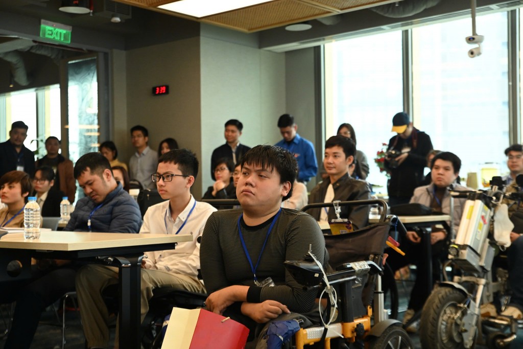 Đông đảo thanh niên khuyết tật tham gia