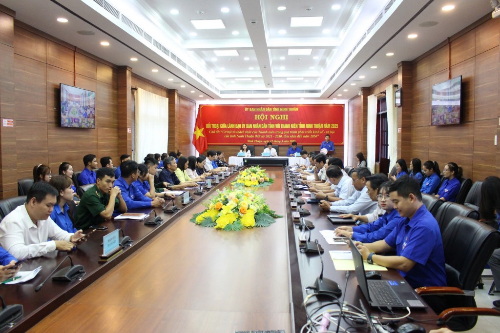 Hội nghị Đối thoại giữa Lãnh đạo UBND tỉnh và Thanh niên Ninh Thuận năm 2025 diễn ra tại điểm cầu chính UBND tỉnh và kết nối trực tuyến đến các huyện, thành phố.