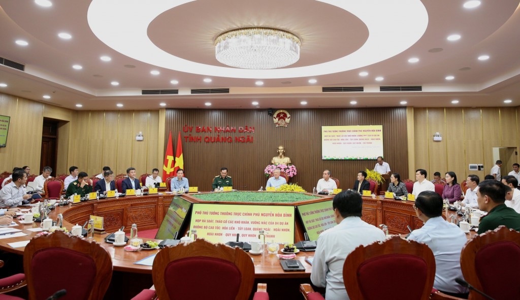 Phó Thủ tướng Thường trực yêu cầu các bộ, ngành chức năng và các địa phương tập trung xử lý, giải quyết dứt điểm những vướng mắc còn tồn tại, tinh thần là vướng ở đâu thì phải kịp thời giải quyết, tháo gỡ ở đó; tháo gỡ phải tích cực, khẩn trương, nhanh và hiệu quả - Ảnh: VGP/Nguyễn Hoàng