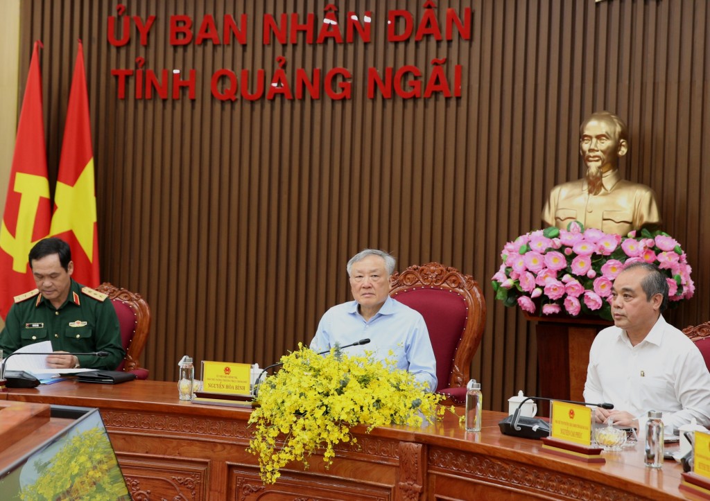 Phó Thủ tướng đề nghị các nhà thầu cam kết bảo đảm lợi ích cho người dân, đền bù những thiệt hại đối với người dân trong quá do quá trình thực hiện, thi công các dự án gây ra - Ảnh: VGP/Nguyễn Hoàng