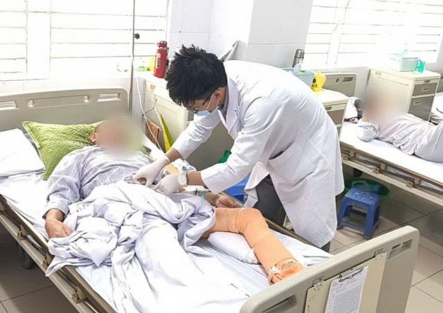 Dán cao, xoa dầu lên vết thương hở gây nhiễm trùng nguy hiểm