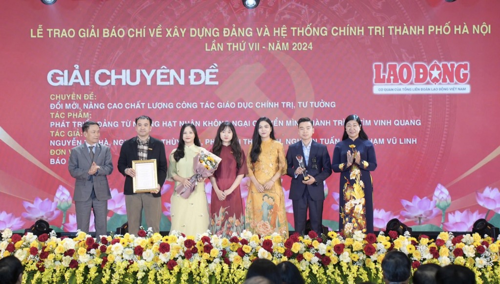 Phó Chủ tịch Thường trực Hội Nhà báo Việt Nam Nguyễn Đức Lợi và Chủ tịch Ủy ban MTTQ Việt Nam TP Hà Nội Nguyễn Lan Hương trao Giải C chuyên đề cho các tác giả,