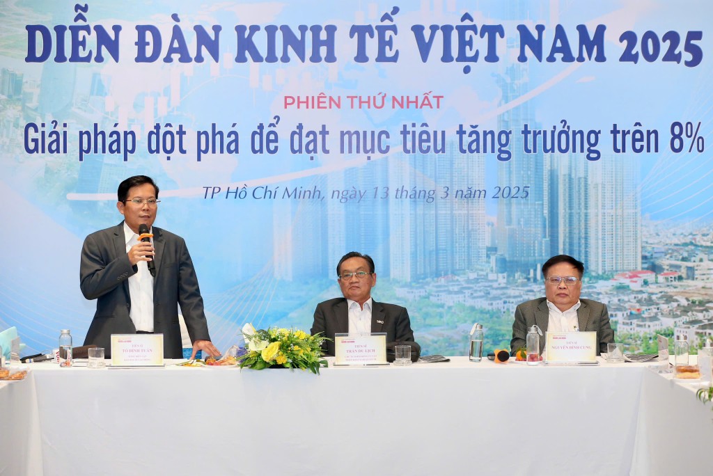 Nhà báo - Tiến sĩ Tô Đình Tuân, Tổng Biên tập Báo Người Lao Động, phát biểu kết thúc phiên thứ nhất của Diễn đàn (Ảnh: Hoàng Triều)