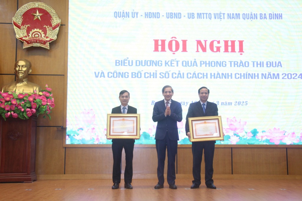 Thừa ủy quyền của Chủ tịch nước, Bí thư Quận ủy Ba Đình Hoàng Minh Dũng Tiến trao tặng Bằng khen của Thủ tướng Chính phủ cho 2 cá nhân có thành tích xuất sắc từ năm 2015 đến 2023. Ảnh: Mai Hữu