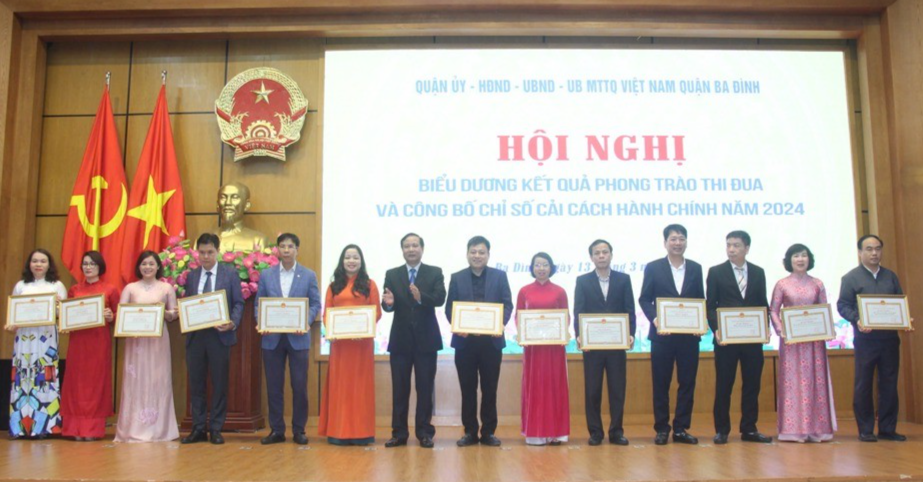 Các cá nhân, tập thể thuộc quận Ba Đình được khen thưởng.