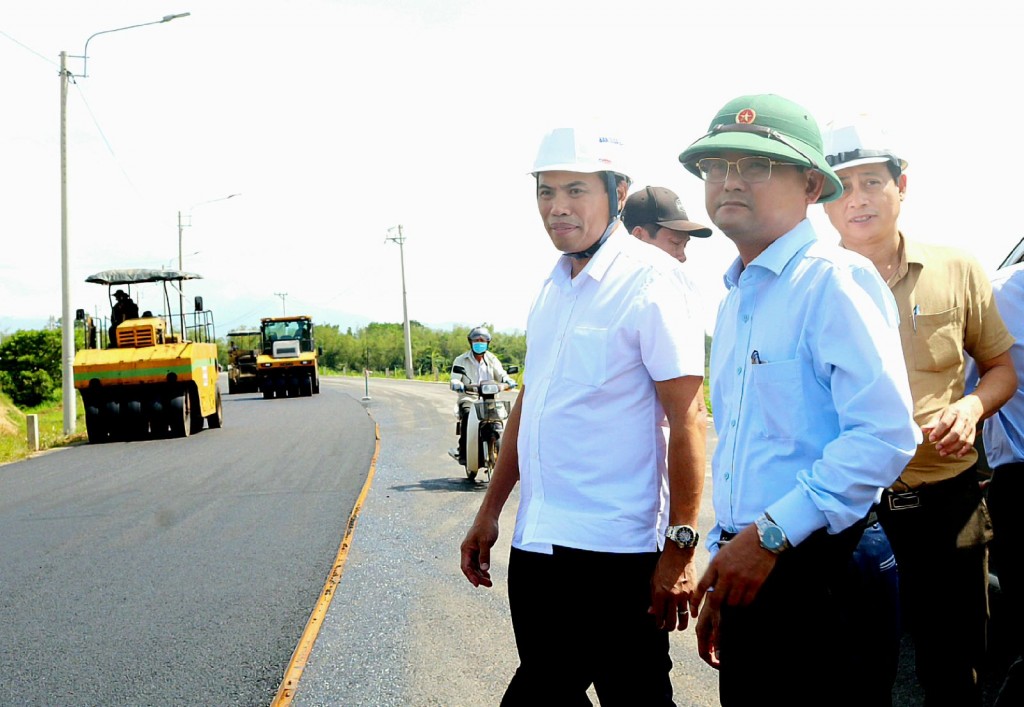 Phó Chủ tịch UBND tỉnh Nguyễn Tự Công Hoàng (bìa phải) nghe lãnh đạo BQL dự án báo cáo tiến độ dự án tuyến đường kết nối từ đường phía Tây tỉnh (ĐT.638) đến đường ven biển (ĐT.639) trên địa bàn huyện Phù Mỹ (Ảnh binhdinh.gov)