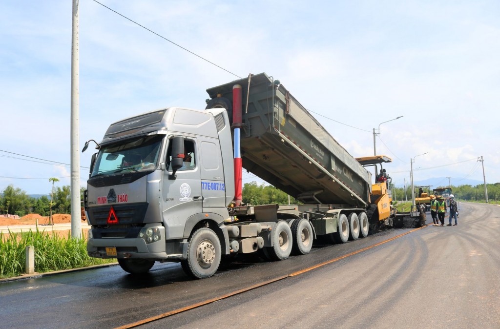 Thi công tuyến đường kết nối từ đường phía Tây tỉnh (ĐT.638) đến đường ven biển (ĐT.639) trên địa bàn huyện Phù Mỹ (Ảnh binhdinh.gov)