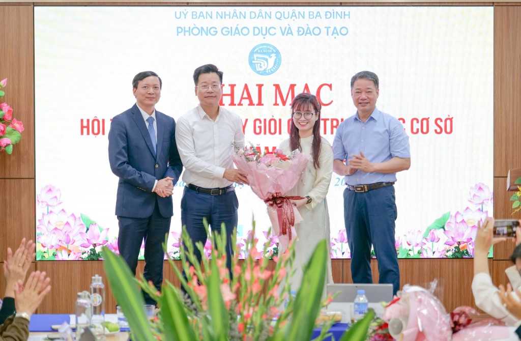 Phòng GD&ĐT quận chúc mừng các giáo viên tham gia hội thi