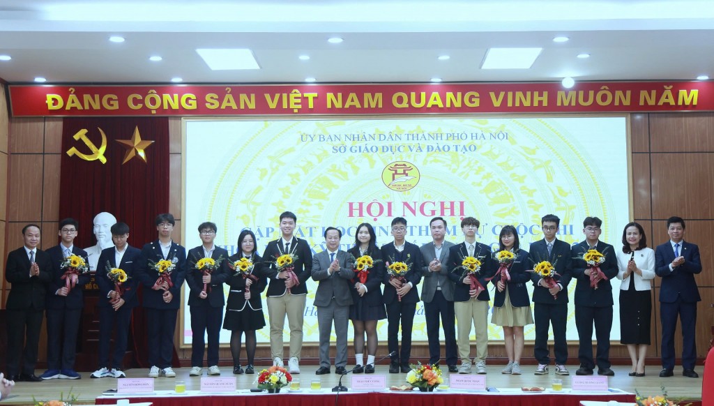 Hà Nội: Gặp mặt học sinh thi khoa học kỹ thuật cấp quốc gia