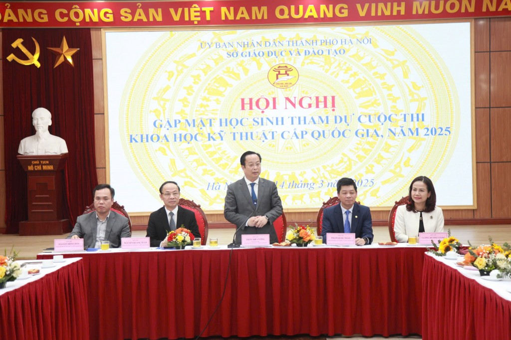 Giám đốc Sở GD&ĐT Hà Nội Trần Thế Cương phát biểu tại buổi gặp mặt học sinh tham dự cuộc thi khoa học kỹ thuật cấp quốc gia