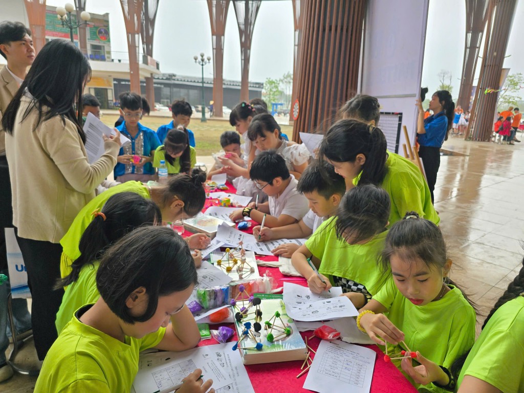 Bên ngoài khu vực thi, học sinh được trải nghiệm trò chơi, đọc sách... tại các gian hàng của những đơn vị đồng hành