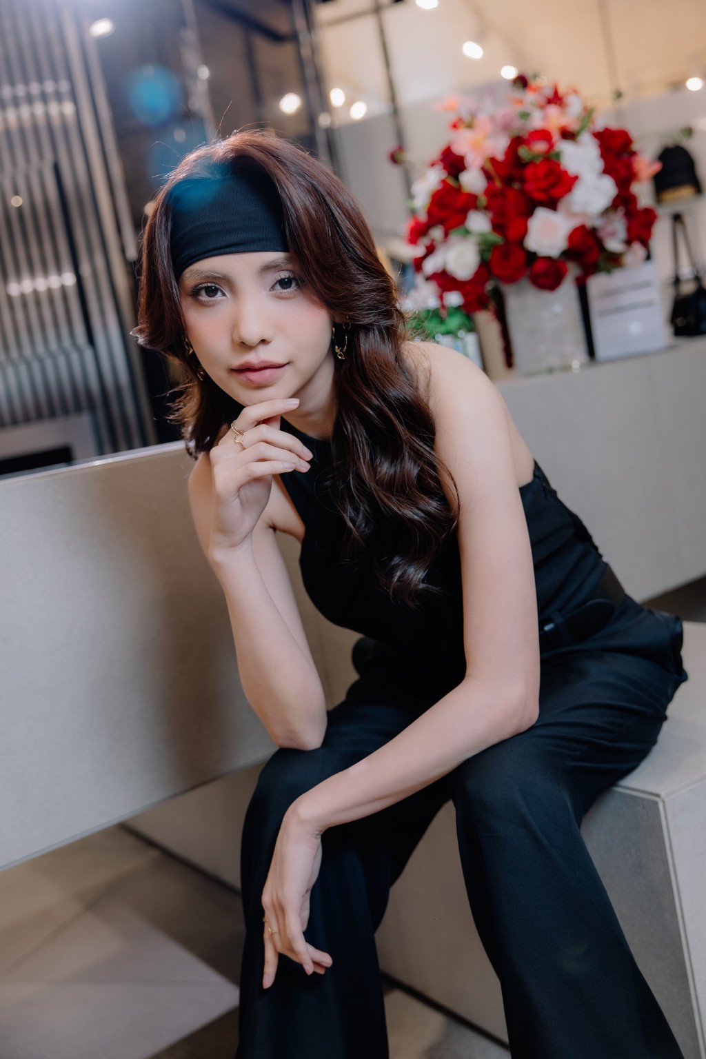 Bùi Linh Chi đầy cuốn hút trong jumpsuit cổ chéo thuộc chủ đề Moschino 2025: Dấu ấn sáng tạo từ sự kết hợp cùng Dương Domic