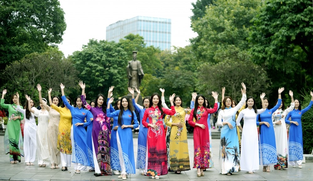 Những tà áo dài tôn lên nét đẹp duyên dáng của người phụ nữ  Thủ đô và đất nước.