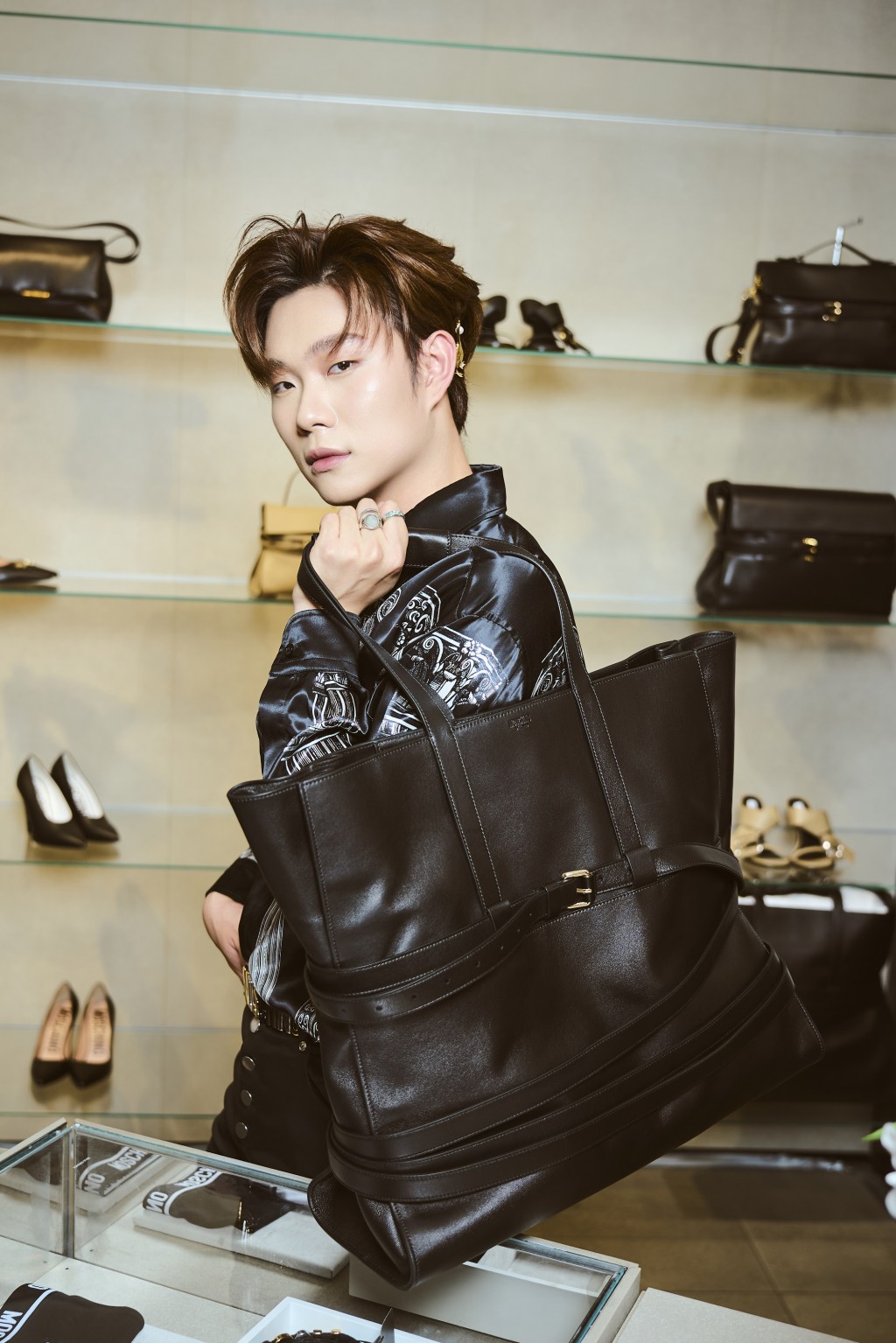 Phong cách phóng khoáng, trẻ trung của Dương Domic cũng thể hiện tinh thần mà Moschino muốn truyền tải Phong cách phóng khoáng, trẻ trung của Dương Domic cũng thể hiện tinh thần mà Moschino muốn truyền tải