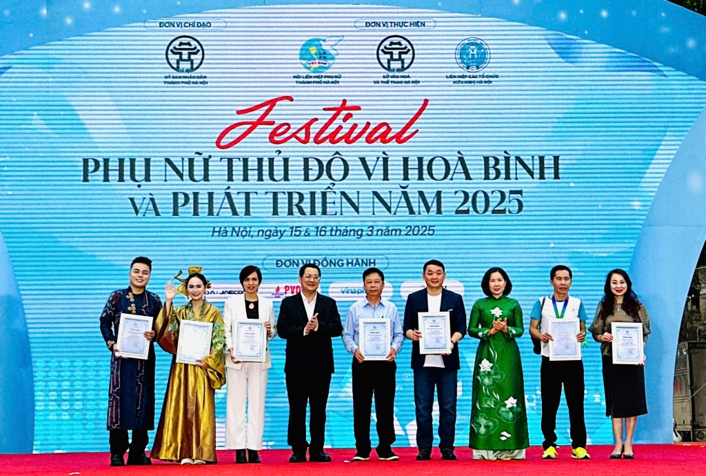 Phó Trưởng ban Ban Tuyên giáo và Dân vận Thành ủy Hà Nội Vũ Hà và Chủ tịch Hội Liên hiệp phụ nữ thành phố Hà Nội Lê Kim Anh trao giấy chứng nhận tham gia Festival cho các đơn vị Phó Trưởng ban Ban Tuyên giáo và Dân vận Thành ủy Hà Nội Vũ Hà và Chủ tịch Hội Liên hiệp phụ nữ thành phố Hà Nội Lê Kim Anh trao giấy chứng nhận tham gia Festival cho các đơn vị
