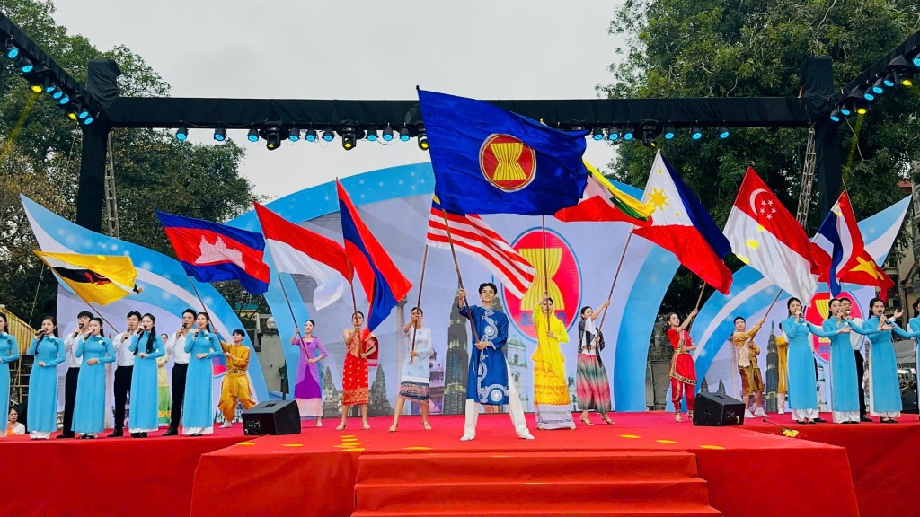 Khai mạc Festival “Phụ nữ Thủ đô vì hòa bình, phát triển” năm 2025 Khai mạc Festival “Phụ nữ Thủ đô vì hòa bình, phát triển” năm 2025