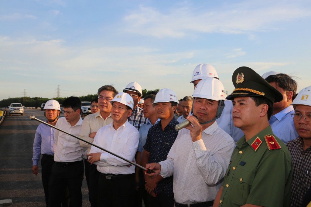 Tại buổi kiểm tra, Phó thủ tướng Hồ Đức Phớc yêu cầu đẩy nhanh tiến độ, tháo gỡ khó khăn về mặt bằng, vật liệu, đảm bảo dự án hoàn thành đúng kế hoạch - Ảnh: VGP/Trần Mạnh