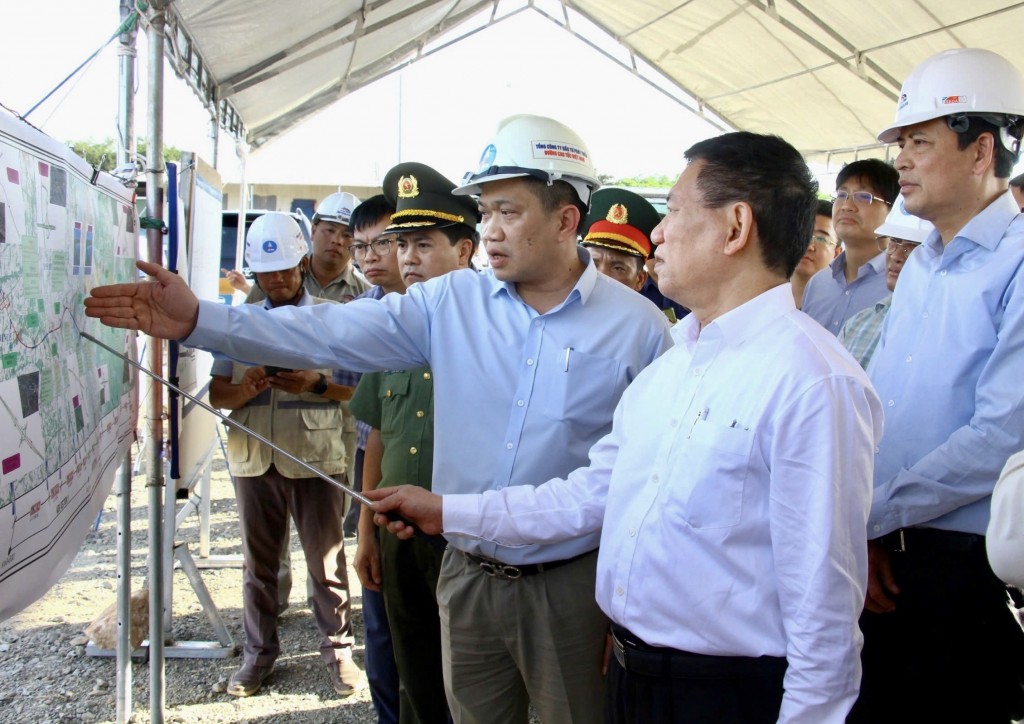 Phó Thủ tướng Hồ Đức Phớc nghe đơn vị thi công tuyến cao tốc Bến Lức - Long Thành báo cáo tiến độ dự án. Ảnh: VH.