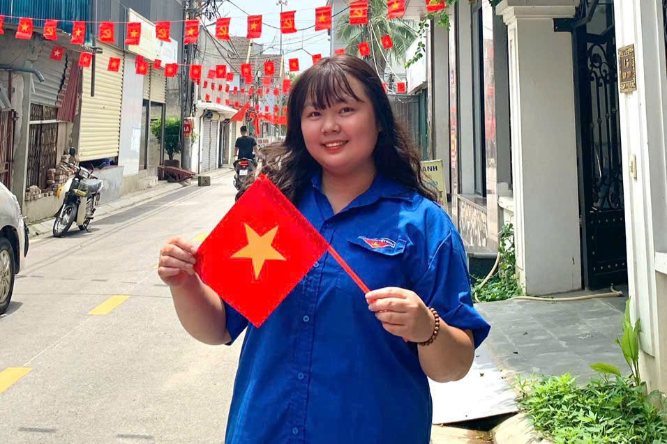 Bạn trẻ Lê Thị Thu Hằng cùng đoàn viên thanh niên xã Kim Chung khắc phục khó khăn đẩy mạnh truyền thông xanh trong mọi hoạt động