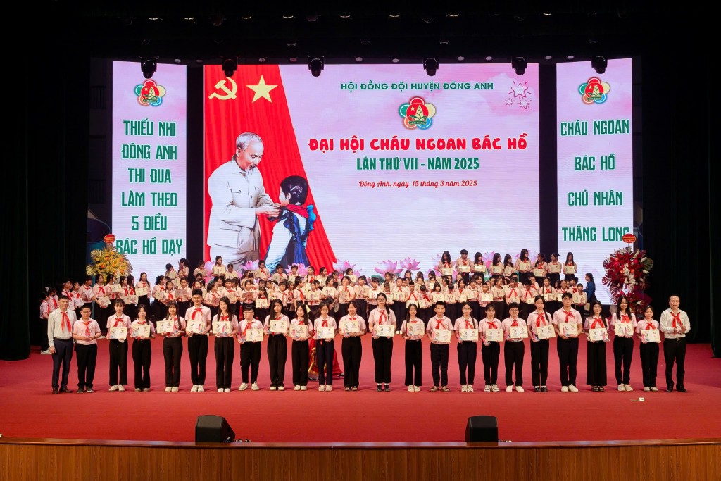 70 cá nhân là giáo viên Tổng phụ trách Đội  và đội viên tiêu biểu được khen thưởng