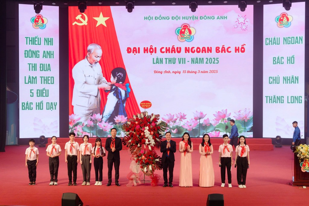 Lãnh đạo Thành đoàn Hà Nội tặng hoa Đại hội