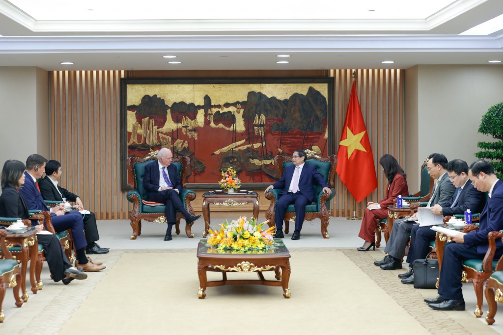 Thủ tướng Chính phủ và Giáo sư Thomas Vallely trao đổi về nhiều vấn đề chính sách, định hướng phát triển trên các lĩnh vực mà hai bên cùng quan tâm… - Ảnh: VGP/Nhật Bắc