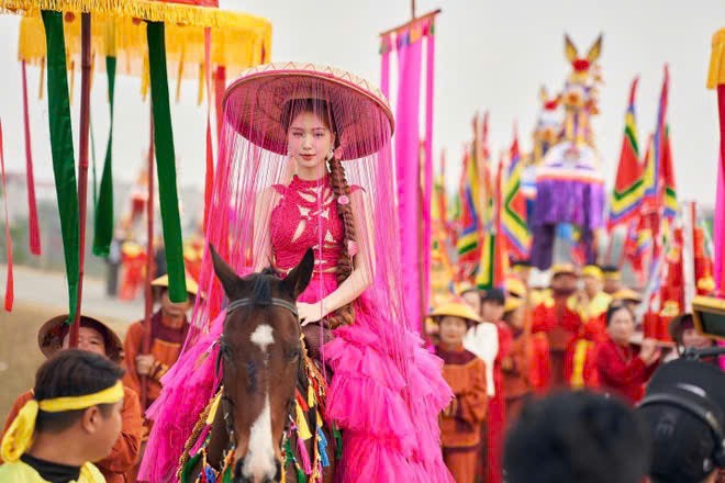 Nữ ca sĩ Hoà Minzy trong MV Bắc Blinh