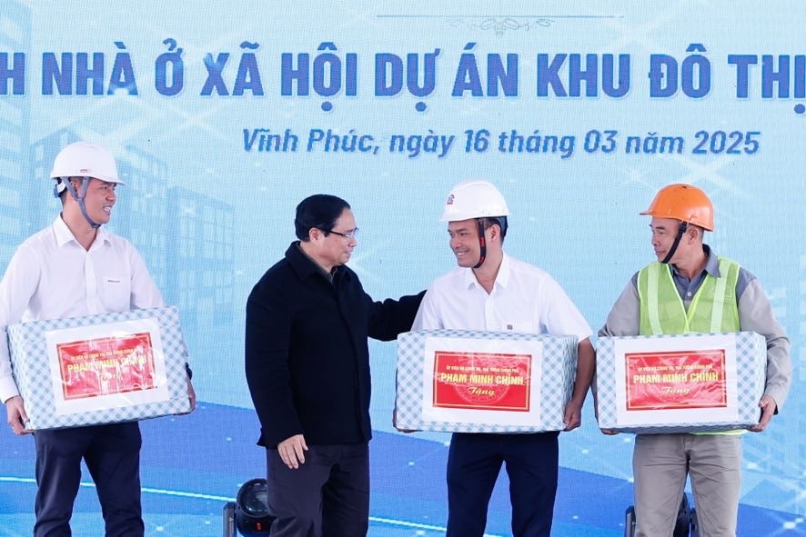 Thủ tướng tặng quà cho cán bộ, kỹ sư, người lao động đang làm việc tại công trình nhà ở xã hội thuộc dự án Khu đô thị mới Nam Vĩnh Yên, giai đoạn 1 - Ảnh: VGP/Nhật Bắc