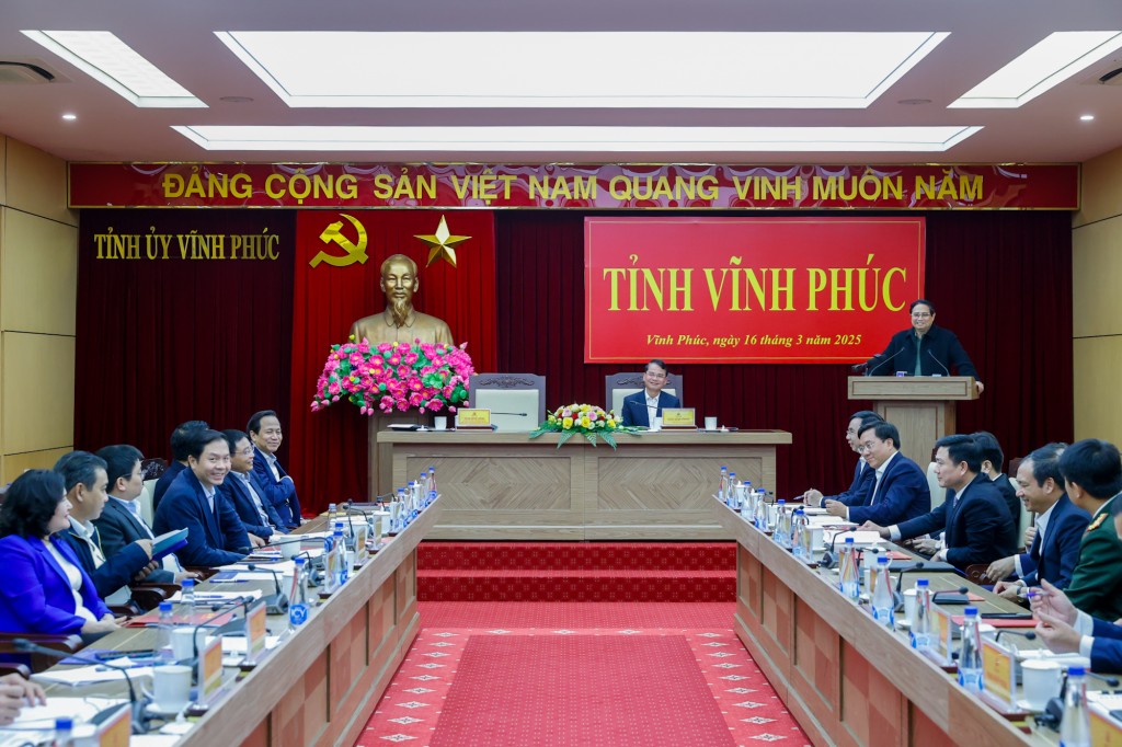 Thủ tướng giao Văn phòng Chính phủ phối hợp với UBND tỉnh Vĩnh Phúc và các cơ quan liên quan rà soát, tiếp thu các ý kiến để hoàn thiện, sớm trình ban hành thông báo kết luận của Thủ tướng Chính phủ tại buổi làm việc để tổ chức thực hiện hiệu quả - Ảnh: VGP/Nhật Bắc
