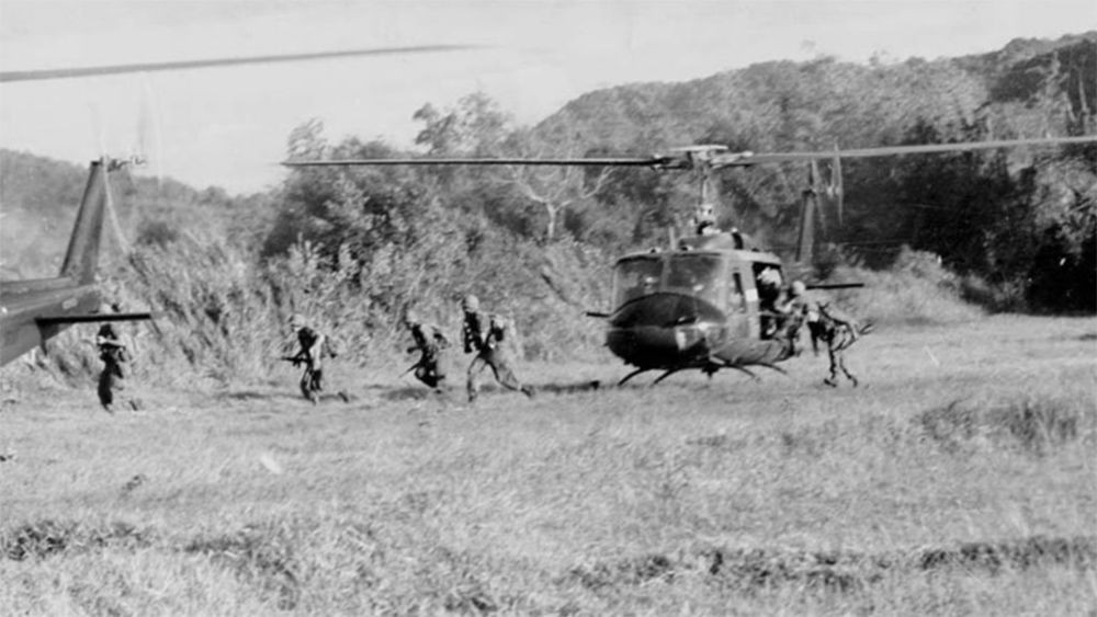 Trực thăng UH-1D chở binh sĩ Tiểu đoàn 1, Trung đoàn 7, Sư đoàn Kỵ binh không vận số 1 của Mỹ đổ bộ xuống bãi X-Ray (thung lũng Ia Đrăng) tháng 11-1965. Ảnh: Bảo tàng tỉnh Gia Lai