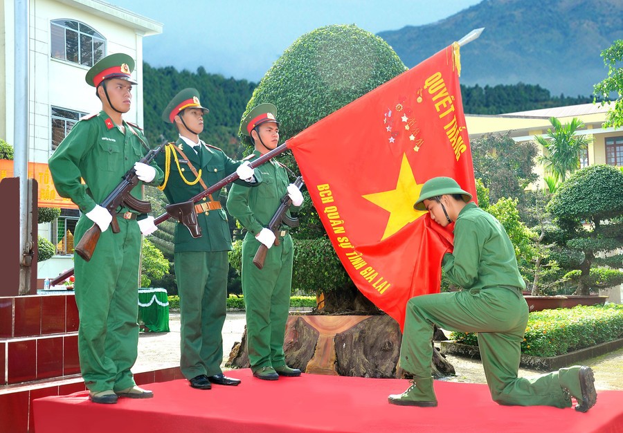 Chiến sĩ mới tuyên thệ trước cờ Quyết thắng. Ảnh: H.B