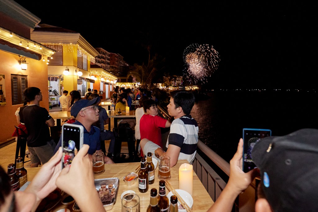 Tại chợ đêm Vui Fest (thị trấn Hoàng Hôn, Phú Quốc), du khách có thể đi chợ, ăn uống và xem pháo hoa hàng ngày.