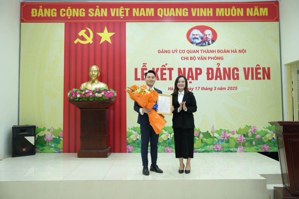 Thành đoàn Hà Nội tổ chức Lễ kết nạp đảng viên mới Thành đoàn Hà Nội tổ chức Lễ kết nạp đảng viên mới
