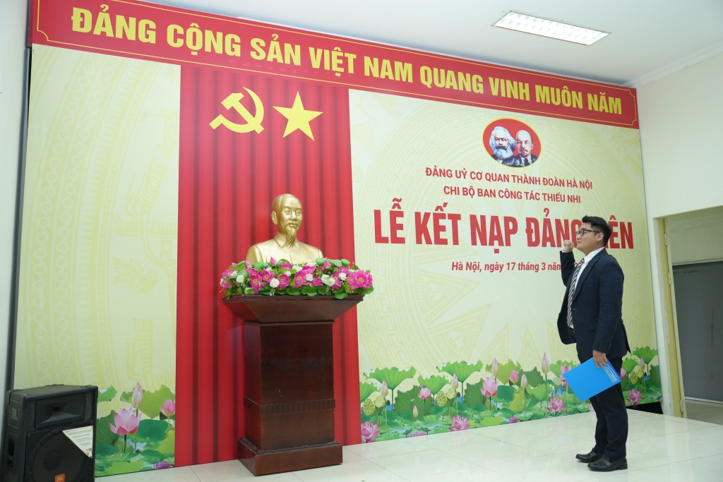 Thành đoàn Hà Nội tổ chức Lễ kết nạp đảng viên mới Thành đoàn Hà Nội tổ chức Lễ kết nạp đảng viên mới