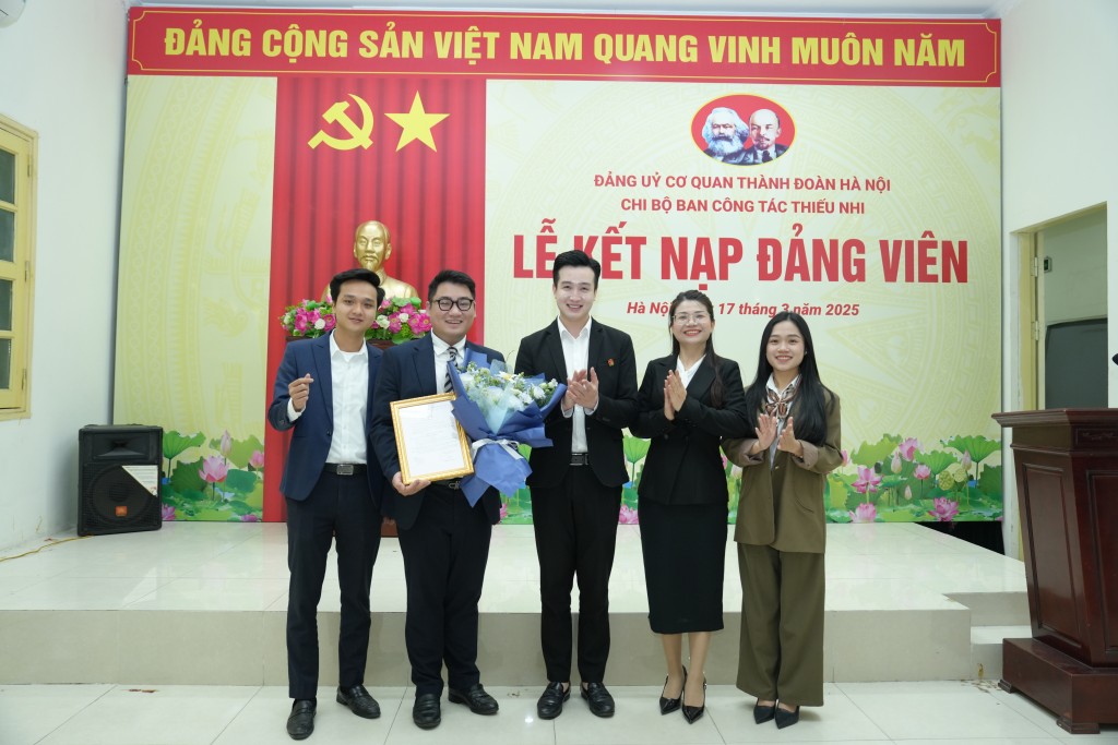 Thành đoàn Hà Nội tổ chức Lễ kết nạp đảng viên mới