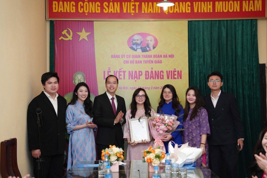 Thành đoàn Hà Nội tổ chức Lễ kết nạp đảng viên mới Thành đoàn Hà Nội tổ chức Lễ kết nạp đảng viên mới