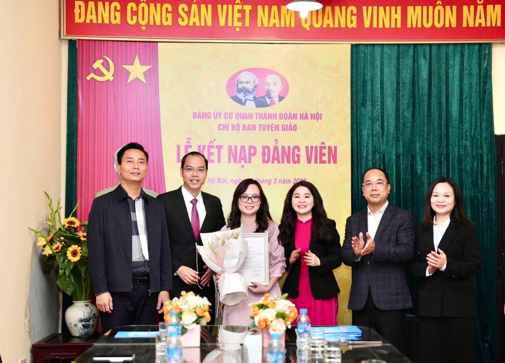 Thành đoàn Hà Nội tổ chức Lễ kết nạp đảng viên mới Thành đoàn Hà Nội tổ chức Lễ kết nạp đảng viên mới