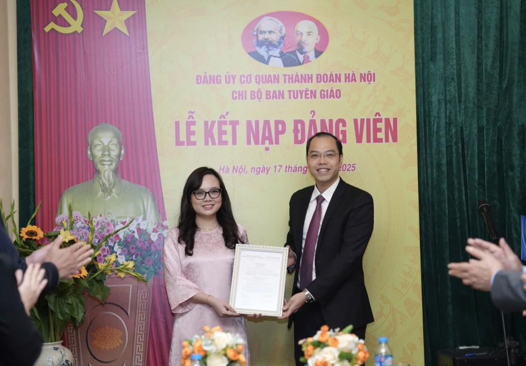 Thành đoàn Hà Nội tổ chức Lễ kết nạp đảng viên mới Thành đoàn Hà Nội tổ chức Lễ kết nạp đảng viên mới