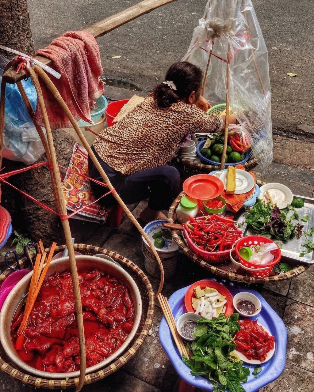 Gánh sứa đỏ đơn sơ mà chứa đựng sự háo hức của những người chờ đợi món ăn chỉ có một lần trong năm